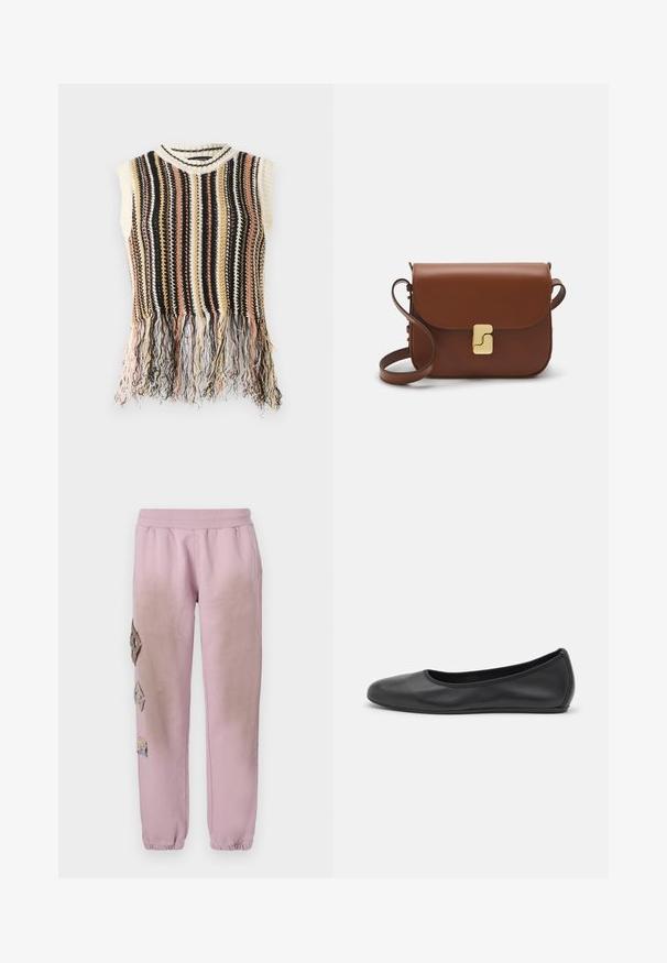 Gehaakt mouwloos topje met verticale strepen in zwart, crème, roze en goud. Heeft een franjerand en een geribbelde kraag.; Roze sweatpants met een elastische tailleband, voorzien van decoratieve patches in ruitvorm aan de linkerkant en elastische boorden bij de enkel.; Zwarte leren ballerina met een ronde neus, gladde textuur, minimale stikdetails en een flexibele zoolontwerp.; Bruine leren handtas met een klep sluiting, gouden hardware, een schouderband en een gladde textuur. Compact rechthoekige vorm.