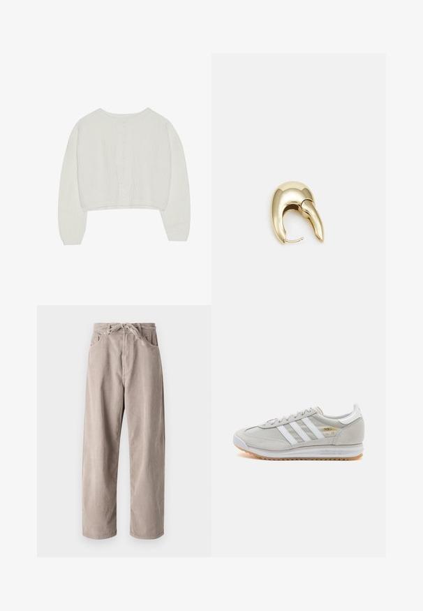 Pulover alb cropp cu textură din tricot cu cabluri, mâneci largi și guler rotund, având un model texturat pe spate.; Pantaloni bej din catifea cu un croi lejer, având un talie cu șnur, două buzunare frontale și o textură verticală cu rigle.; Tenis light grey din suede și plasă, cu trei dungi albe, vârf rotund și o talpă din cauciuc gumă. Accente de logo aurii lângă șireturi.; Cercei din metal de culoare aurie cu un design elegant și curbat. Prezintă o formă distinctivă, ascuțită, o suprafață lustruită și un sistem de închidere cu balama.