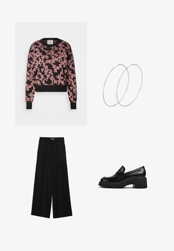 Črn pulover z rožnatim cvetličnim vzorcem, okrogel ovratnik, dolgi rokavi ter rebrasti manšeti in spodnji rob. Mehka tkanina z teksturiranim dizajnom.; Črne široke hlače iz teksturirane tkanine, z elastičnim pasom in odstranljivim trakom na pasu za prilagodljivo prileganje.; Črne usnjene molerke s debelim petom in širokim podplatom ter trakom čez zgornji del, prikazane s strani na beli podlagi.; Srebrne uhane v obliki obroča z minimalističnim dizajnom. Krožna oblika, gladka tekstura in tanek profil. Lahki s poliranim zaključkom.
