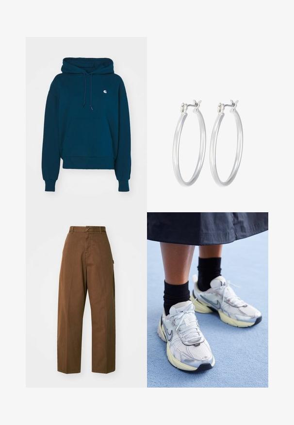 Navy blauwe hoodie met een trekkoordkap, kangoeroezak, ribgebreide manchetten en zoom; is voorzien van een klein logo op de borstzak.; Witte geribbelde langemouwen top met een ronde halslijn. Gemaakt van een rekbare stof die het lichaam volgt. Heeft subtiele horizontale lijnen.; Bruine, wijde broek gemaakt van duurzaam materiaal met een knoopsluiting en zijzakken. Soepele textuur en rechte snit.; Witte en zilveren Nike sneakers van meshstof, met reflecterende accenten en een beige zool. Gedragen met zwarte sokken, staand op een blauwe ondergrond.; Zilveren oorbellen in de vorm van een gladde, gepolijste ring. Ronde vorm met een veilige kliksluiting. Lichtgewicht ontwerp, geschikt voor dagelijks gebruik.