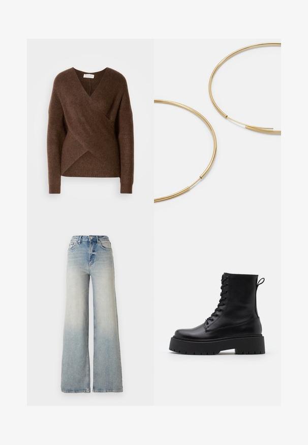 Brauner, gestrickter Wickelsweater mit V-Ausschnitt, langen Ärmeln und einer kuscheligen Textur. Verfügt über einen asymmetrischen Saum und keine sichtbaren Verschlüsse.; Hellblaue weit geschnittene Jeans aus Denim, mit hoher Taille, fünf Taschen und sichtbaren Nähten entlang der Säume.; Schwarze Lederstiefeletten mit runder Zehenpartie, Schnürung vorne und einer dicken Gummisohle mit strukturiertem Profil. Mit Zugschlaufe an der Rückseite.; Goldfarbene Ohrringe in Form von dünnen, runden Kreolen, mit einer glatten, metallischen Oberfläche und ohne Verzierungen oder Muster.
