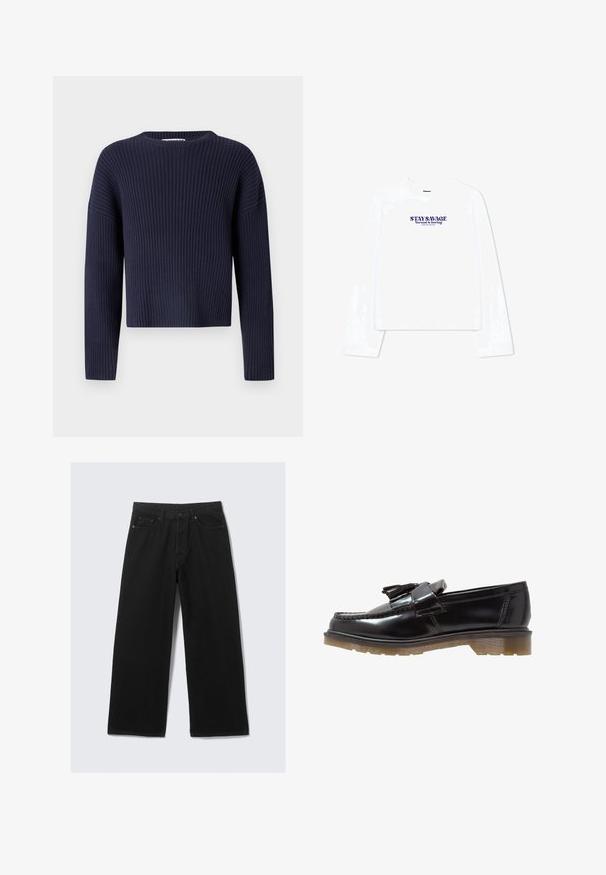 Marineblå cropped ribstrikket sweater med rund hals og lange ærmer, der har et struktureret strikmønster og en afslappet pasform.; Hvid langærmet t-shirt med rund halsudskæring og cropped design. Tekst trykt i lilla læser "STAY SAVAGE Normal er kedeligt."; Sorte brede bukser lavet af denim, med et klassisk fem-lomme design og en struktureret talje med bæltestropper.; Sorte patenterede læderslippers med et fletdesign, frynsedetalje og en kraftig, struktureret gummisål. Sidevinkel viser den slanke silhuet.