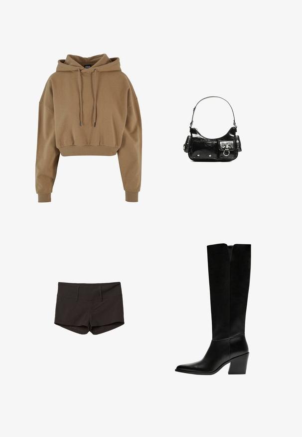 Hnedá skrátená mikina s kapucňou vyrobená z mäkkého materiálu. Obsahuje kapucňu so sťahovacou šnúrkou a pružné manžety, s voľným strihom.; Čierne bavlnené šortky s priliehavým strihom, s hladkou textúrou a dvoma prednými vreckami. Stredne vysoký pás a bez zreteľných vzorov.; Čierne vysoké čižmy vyrobené z hladkej kože, s ostrou špičkou, blokovým podpätkom a V-čkovým výrezom na vrchu.; Čierna laková kožená kabelka s ohnutým tvarom, jedným ramenným popruhom, prednými vreckami a striebornými kovovými doplnkami.
