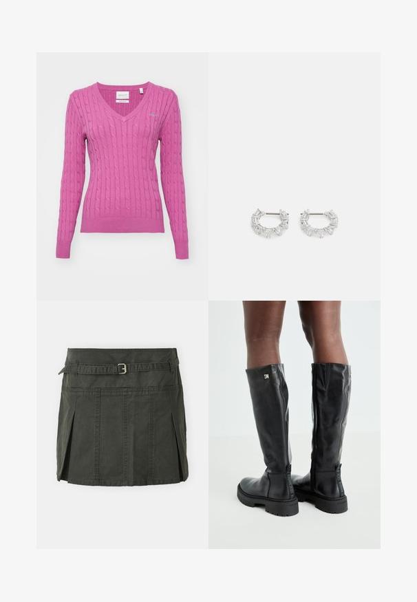 GANT CABLE V NECK - Svetr - dark lavender; Tmavě zelená, bavlněná mini sukně s přiléhavým pasem, páskem a předními sklady. Obsahuje detaily šití a klasický střih.; Černé kožené vysoké boty až ke kolenům s hladkou texturou, kulatou špičkou, robustní podrážkou a zipovým uzávěrem. Na boku je vyražené stříbrné logo.; Stříbrné kruhové náušnice s průhlednými, obdélníkovými a trojúhelníkovými krystaly uspořádanými v vzorovaném designu. Klipy pro bezpečné upevnění.