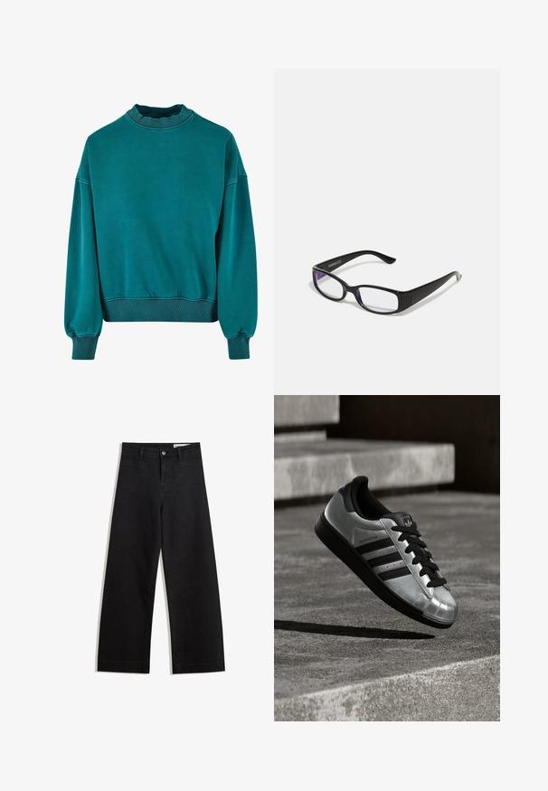 Türkiz színű pulóver, kerek nyakkivágással, bordázott mandzsettákkal és alsó szegéllyel. Puha anyagból készült, sima textúrájú és laza fazonú.; Fekete, bő szabású farmernadrág magas derékkal, elülső és hátsó zsebekkel, varrott felületekkel és gombos záródással. Sima textúra.; Ezüst sportcipő fekete gumitalppal, fekete fűzővel és három fekete csíkkal. Fémes hatású, klasszikus kagylóorr kialakítással.; Fekete téglalap alakú szemüveg, átlátszó lencsékkel. Fényes felület, keskeny szárak, és lila árnyalat látható a lencsék szélén.