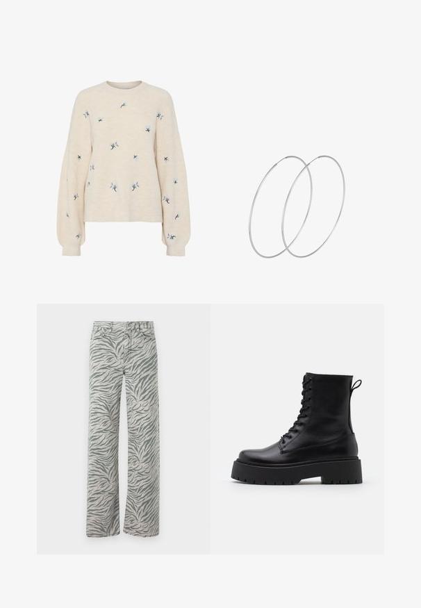 Beżowy sweter o prążkowanej strukturze, z niebieskim haftem w kwiaty. Okrągły dekolt i luźne, długie rękawy.; Jasnoszare dżinsy z wzorem w paski tygrysa w ciemnoszarym kolorze. Posiadają prostą nogawkę i tradycyjne przeszycia dżinsowe.; Czarne skórzane botki za kostkę z okrągłym noskiem, sznurówką z przodu i grubą gumową podeszwą z teksturowanym bieżnikiem. Pętelka do zakładania z tyłu.; Srebrne kolczyki w formie obręczy o minimalistycznym designie. Okrągły kształt, gładka faktura i cienki profil. Lekkie, z polerowanym wykończeniem.