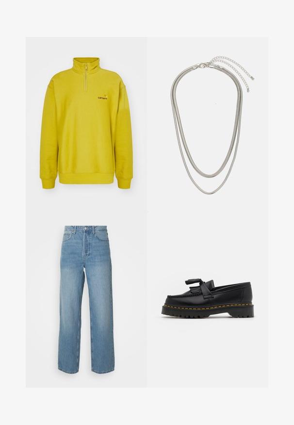 Geel fleece pullovertrui met een half-zip hals, geribde manchetten en een geborduurd logo op de linkerkant van de borst. Glad textuur.; Hoge taille lichtblauwe denim jeans met rechte pijpen, sluiting met een knoop aan de voorkant en vijf zakken, op een effen achtergrond.; Zwarte leren loafers met een franjesaccent, voorzien van een dikke zwarte zool en gele stiksels langs de rand. Gevoelige afwerking.; Driedelige zilveren metalen halsketting met slanke, flexibele kettingen met een lichte glans, beveiligd met een karabijnhaak en een verstelbare ketting.