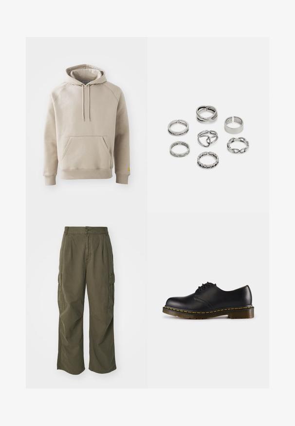 Khaki színű kapucnis pulóver nagy elülső zsebbel, bordázott mandzsettákkal és aljjal. Állítható húzózsinórral és laza fazonnal rendelkezik. Puha anyagból készült.; Olívazöld cargo nadrág, pamutból készült, széles lábú kialakítással, plisszírozással és oldalsó zsebekkel a funkcionalitás érdekében.; Fekete bőr cipő lekerekített orral, fűzős kialakítással, sárga varrással a talp mentén és masszív, texturált gumi talppal.; Hét ezüst gyűrűből álló szett, különböző formákkal és szélességekkel, köztük csavart, összekapcsolt és gravírozott mintákkal.