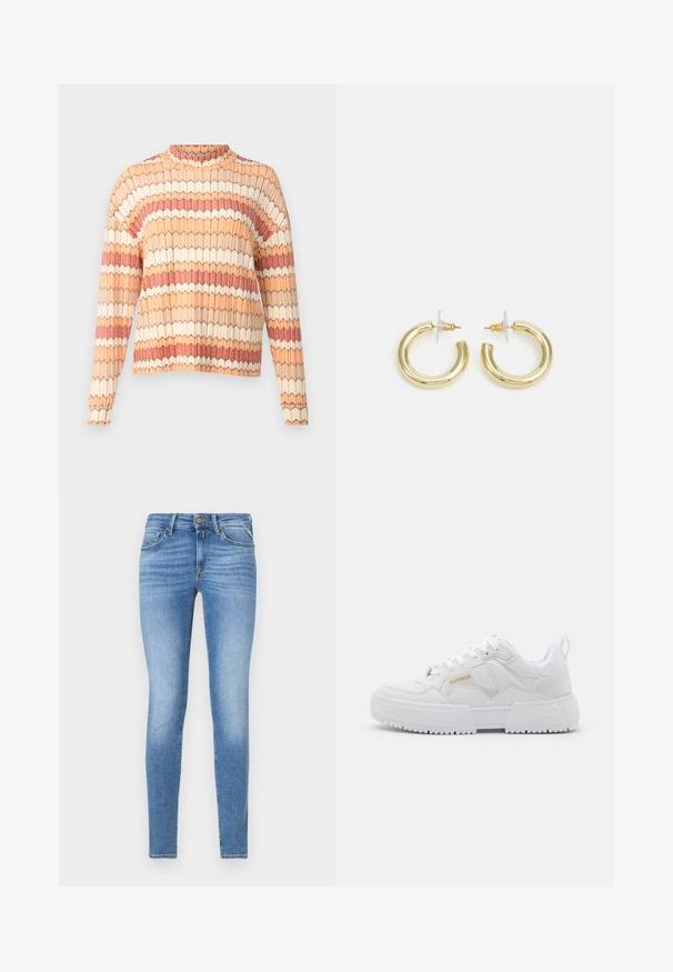 Teksturirani džemper s visokim izrezom, s geometrijskim uzorkom u nijansama breskve, kreme i rđe. Dugi rukavi s rebrastim manžetama.; Uske slim-fit svijetloplave teksas traperice s srednjim strukom, prednjim gumbom i dizajnom s pet džepova.; Bijele tenisice s masivnim dizajnom, izrađene od kože i sintetičkih materijala, s teksturiranim detaljima, vezicama i istaknutim zlatnim logotipom.; Zlatne kružne naušnice s glatkom, sjajnom završnom obradom. Kružni dizajn s malom potporom i prozirnom podlogom za sigurno nošenje.