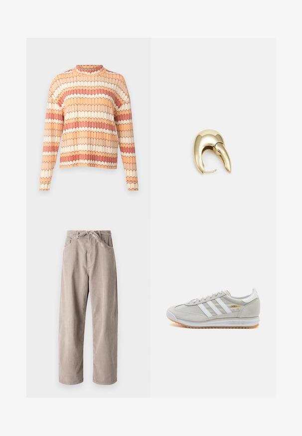 Teksturowany sweter z wysokim dekoltem, z geometrycznym wzorem w odcieniach brzoskwini, kremu i rdzawym. Długie rękawy z prążkowanymi mankietami.; Beżowe spodnie w chód kordurowym o luźnym kroju, z elastycznym ściągaczem w pasie, dwoma przednimi kieszeniami i pionowym prążkowanym wzorem.; Jasnoszare sneakersy wykonane z zamszu i siateczki, z trzema białymi paskami, okrągłym noskiem i gumową podeszwą. Złoty akcent logo w pobliżu sznurowadeł.; Złote metalowe kolczyki o eleganckim, zakrzywionym kształcie. Posiadają charakterystyczny szpiczasty kształt, polerowaną powierzchnię oraz zapięcie na zawias.