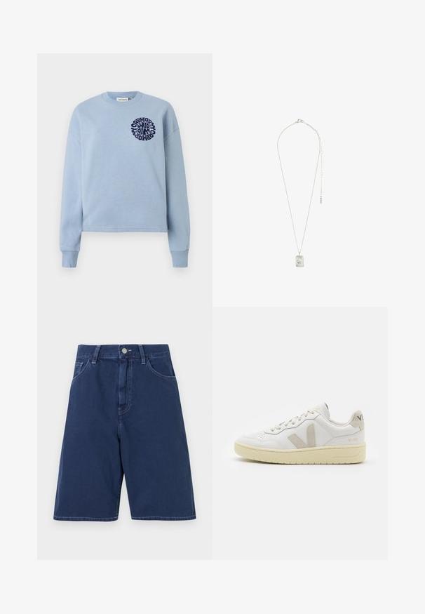 Lysblå bomuldstrøje med lange ærmer og rund hals. Har et navy cirkulært grafisk design på venstre bryst. Blød tekstur.; Marineblå denimshorts med et traditionelt fem-lomme design, bæltestropper og en lukning med frontknap. Glat tekstur med synlige sømme.; Hvide lærreds sneakers med beige ruskindsdetaljer, perforeret tåboks, flade snørebånd og en struktureret cremefarvet sål. Har diskret branding på hælen.; Sølvsmykke med en rektangulær vedhæng med indviklet design, en fin kæde og en justerbar lås til længdejustering.