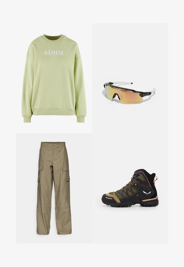 Lichtgroene sweatshirt met een ronde hals, ribgebreide manchetten en zoom. Heeft een witte logo tekstprint op de voorkant. Zacht, gestructureerd stof.; Olijfgroene cargobroek van stof, met een losse pasvorm, meerdere zijzakken en een knoopsluiting in de taille. Soepele textuur.; Mid-height wandelschoen in zwart en olijfgroen, met een bovenwerk van mesh, rubberen zool en textuurelementen met een achterste trekriem.; Zonnebril met een zwart-wit frame, grote spiegelglazen in gouden en roze tinten, aerodynamisch ontwerp en een verlengd buitenrand.