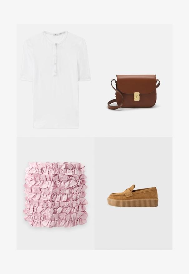 Biała koszulka z krótkim rękawem z prążkowanej tkaniny z okrągłym dekoltem i pięcioma guzikami. Miękka tekstura i luźny krój.; Różowa, falbaniasta tkanina z wieloma warstwami miękkiego, satynowego wykończenia z marszczonymi krawędziami. Prostokątny kształt o bogatym, jednolitym kolorze.; Brązowe zamszowe mokasyny z okrągłym noskiem, z wyprofilowaną podeszwą platformową i dekoracyjnym paskiem na górze.; Brązowa skórzana torebka na ramię z klapką, złotymi detalami, paskiem na ramię i gładką teksturą. Kompaktowy prostokątny kształt.