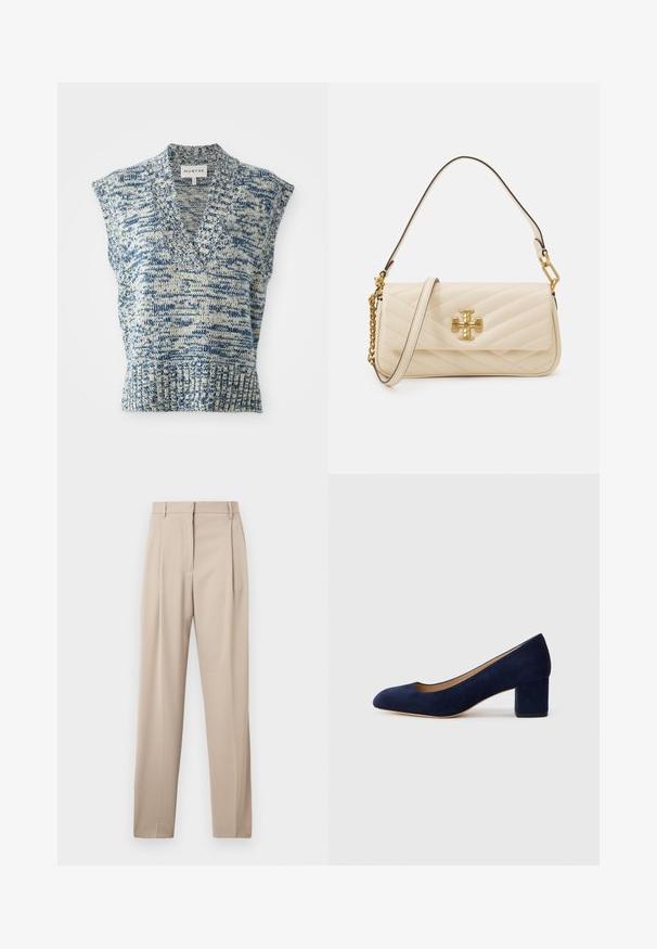Mouwloze gebreide top in blauw en crème met een V-hals, textuurpatroon, ribbelzoom en brede schouderopeningen. Merklabel: MUNTHE.; Beige op maat gemaakte broek met een rechte pijp, voorzien van plooien aan de voorkant en riemlussen, gemaakt van een gladde stof.; Navy blauwe suède pump met een spitse neus en een blokhak van gemiddelde hoogte. Glad oppervlak met een subtiele glans en een kleine uitsparing aan de voorkant.; Gequilted crèmekleurige handtas met een gouden logoaccent, voorzien van een ketting- en leren schouderband. Gestructureerd ontwerp en een zachte textuur met diagonale stiksels.