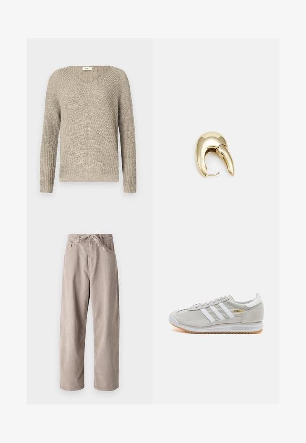 Lyse beige striktrøje med v-hals, lange ærmer og et struktureret mønster med ribkantede ærmer og kant.; Beige fløjlsbukser med løs pasform, der har en snor i taljen, to frontlommer og lodret ribbet tekstur.; Lys grå sneaker lavet af ruskind og mesh, med tre hvide striber, rund tå og en sål af gummirubber. Guld logo detalje nær snørebåndene.; Guldtonet metal ørering med et slankt, buet design. Har en karakteristisk spids form, poleret overflade og hængselåbning.