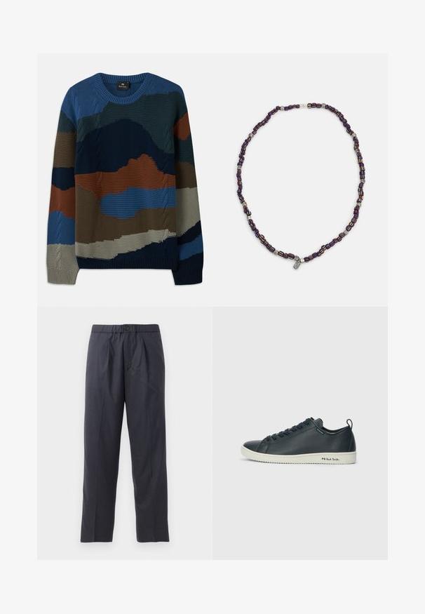 Strikkegenser med rund hals og forskjellige teksturmønstre i nyanser av blått, grønt, brunt og grått, med kabeldetaljer.; Mørkeblå bukser laget av mykt stoff med plisserte detaljer foran og elastisk midje. Har knappelukking og rett ben.; Mørk marineblå lærersneaker med glatt finish, rund tå, seks Øyelet snøring og kontrasterende hvit gummisåle. Har merkevare på siden.; Flerfarget perlekjede med mørkeblå, røde og gule perler, iblandet sølvdetaljer og en hengende anheng.