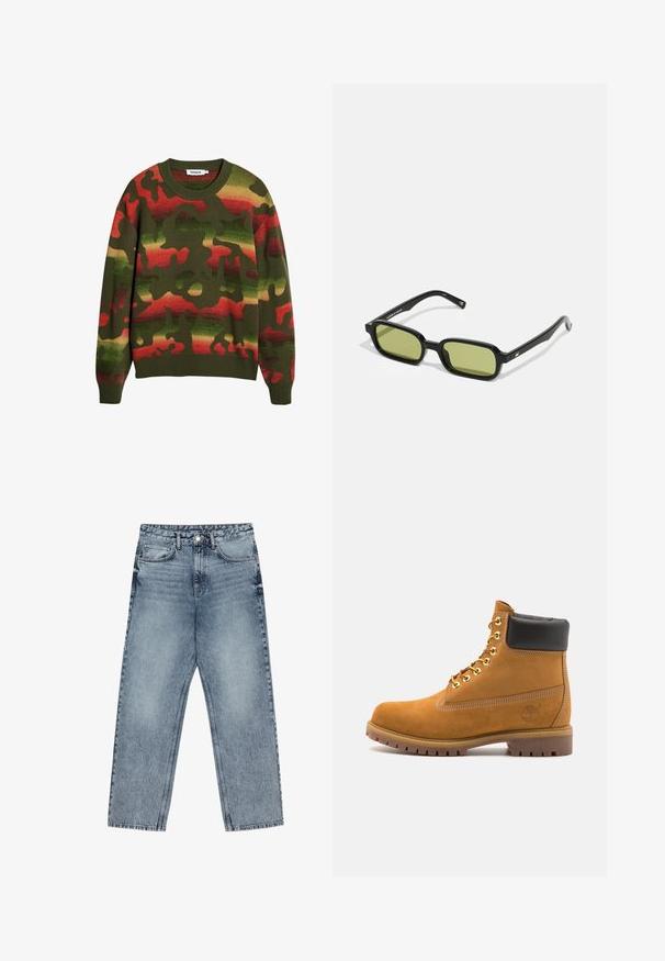 Zöld kötött pulóver, katonai mintával, piros és sárga díszítéssel. Klasszikus kerek nyakú és bordás mandzsettával, valamint aljjal.; Világoskék farmernadrág egyenes szárú szabással, látható varrással, öt zsebes kialakítással és gombos derékkal.; Barna velúr bokacipő fekete párnázott gallérral, arany fém fűzőlyukakkal, fehér varrási részletekkel és durva gumitalppal, amelynek kifejezett barázdái vannak.; Fekete napszemüveg szögletes kialakítással, zöld árnyalatú lencsékkel és sima műanyag kerettel. Arany díszítésekkel a fülpántokon.