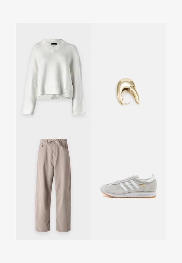 Witte cropped trui met een V-hals, geribbelde zoom en lange mouwen. Gemaakt van een zachte, gestructureerde breiwijze. Eenvoudig en veelzijdig ontwerp.; Beige corduroybroek met een losse pasvorm, voorzien van een tailleband met trekkoord, twee voortassen en een verticale ribbelstructuur.; Lichtgrijze sneaker van suede en mesh, met drie witte strepen, ronde neus en een gumrubberen zool. Gouden logo-accent bij de veters.; Gouden metalen oorbel met een slank, gebogen ontwerp. Beschikt over een kenmerkende puntige vorm, gepolijste oppervlakte en scharnier sluiting.