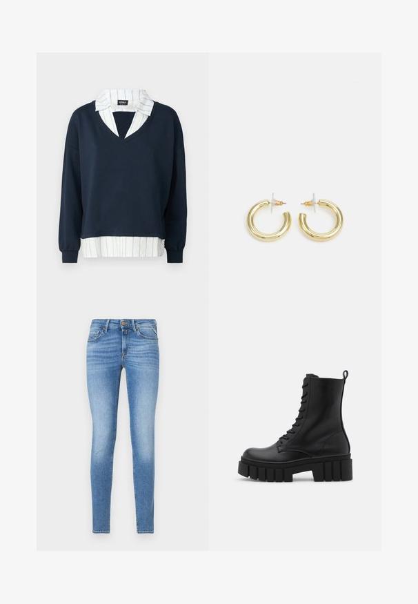 Marineblauwe sweatshirt met een V-hals en witte gestreepte kraag, met een gelaagd ontwerp en elastische manchetten. Zachte stof met een ontspannen pasvorm.; Slim-fit lichtblauwe spijkerbroeken met een middelhoge taille, vooraan met knoopsluiting en een vijf-pocket ontwerp.; Zwarte leren enkelboot met een chunky, gegroefd zool, vetersluiting aan de voorkant en een trekband op een gladde witte achtergrond.; Gouden creolen met een gladde, glanzende afwerking. Circulaire vormgeving met een kleine post en een doorzichtige achterkant voor een veilige draagervaring.
