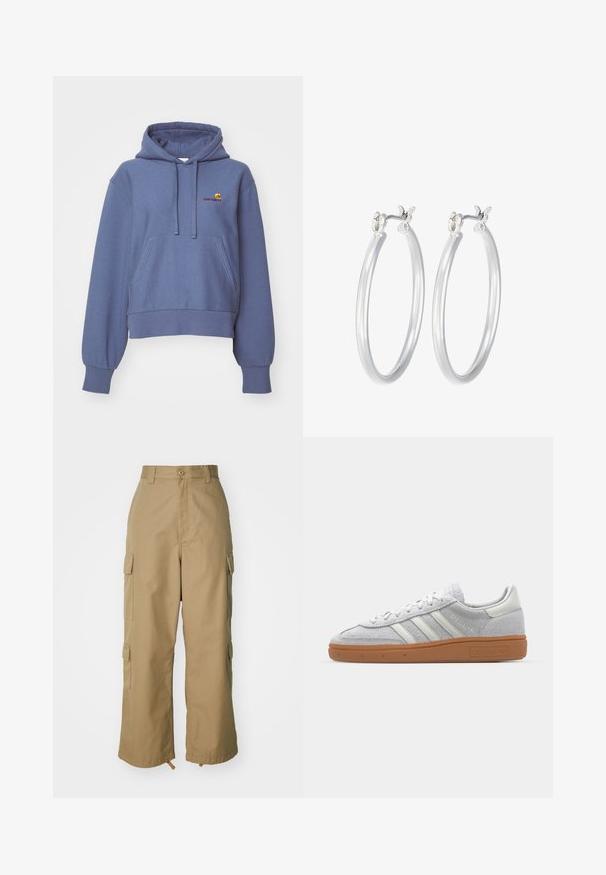 Blå cropped hoodie lavet af blødt stof, med en front kangaroo-lomme, snoretræk til hætten og broderet logo på brystet.; Hvid ribbet langærmet trøje med rund halsudskæring. Fremstillet af et strækstof, der sidder tæt til kroppen. Har subtile horisontale linjer.; Beige cargo bukser med høj talje, brede ben og fire store sidelommer. Fremstillet af slidstærkt stof med en glat tekstur og minimal detaljering.; Lys grå ruskinds sneaker med hvide læderdetaljer, tre hvide striber og en brun gummisål, der har en polstret krave for komfort.; Sølv hoop øreringe med en glat, poleret overflade. Rund form og sikker klik-lukning. Letvægtsdesign, der er velegnet til hverdagsbrug.