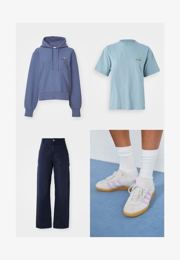 Sweatshirt azul cropped feito de um tecido macio, com um bolso tipo canguru na frente, capuz com cordão e logotipo bordado no peito.; T-shirt de algodão de manga curta azul claro com decote redondo e pequeno logótipo da Carhartt em amarelo e vermelho no lado esquerdo do peito.; Calças de cargo largas em azul-marinho, feitas de um tecido de algodão resistente, com bolsos laterais e um fecho de botão na cintura.; Sapatilhas de camurça cinza claro com três riscas lilás, sola de borracha de goma, atacadores planos e meias brancas caneladas. Com um fundo azul.