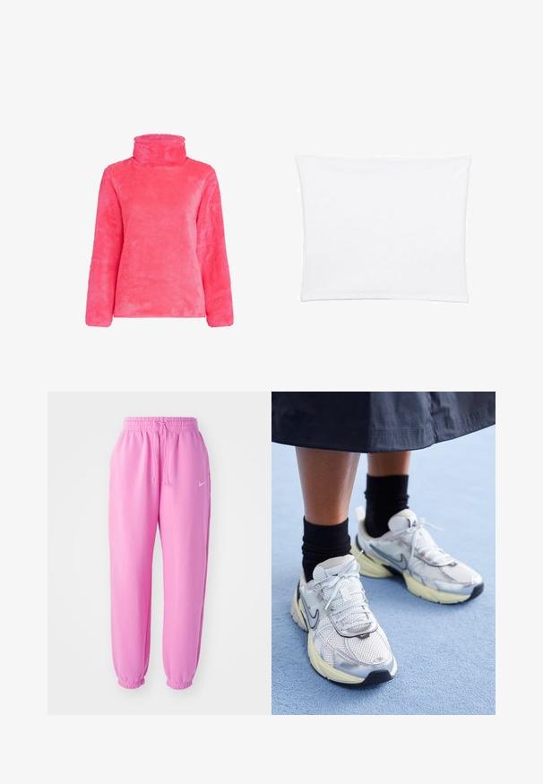 Søjleformet lyserød pullover med høj krave og lange ærmer. Blød tekstur med en let oversized pasform, der viser en glat, jævn overflade.; Hvid pudebetræk med en glat, blød tekstur, der har en rektangulær form og rene kanter, designet til standard pudestørrelser.; Lyserøde sweatpants med elastisk talje og snor. Mansjetterne er samlede. Har et lille hvidt Nike-logo på venstre lår.; Hvide og sølv Nike sneakers med mesh-stof, reflekterende detaljer og en beige sål. Bæres med sorte sokker og står på en blå overflade.