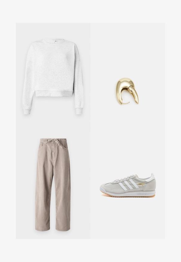 Šedá bavlněná mikina s kulatým výstřihem, spadlými rameny a žebrovanými manžetami. Disponuje zkráceným lemem a měkkou, texturovanou tkaninou.; Béžové kordové kalhoty s volným střihem, se šňůrkovým pasem, dvěma předními kapsami a vertikálně proužkovanou texturou.; Světlé šedé tenisky vyrobené z semiše a síťoviny, se třemi bílými pruhy, kulatou špičkou a gumovou podrážkou. Zlatý logo akcent u šněrování.; Náušnice ve zlatém tónu z kovu s elegantním zakřiveným designem. Vyznačují se jedinečným špičatým tvarem, lesklým povrchem a závěsem na kloub.