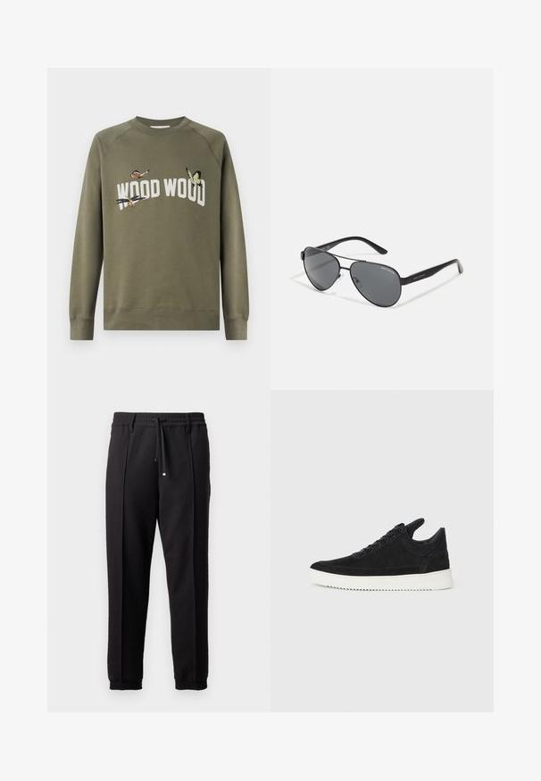 Olivenfarget sweatshirt med rund hals og raglanermer. Har broderte sommerfugler og teksten "WOOD WOOD" i hvitt.; Sorte bukser med liv, snor og elastiske mansjetter. Har plisséer og et glatt, teksturert stoff.; Sorte semskede sneakers med hvit gummisåle, med tonale sømmer og snøring. Glatt tekstur med en moderne, strømlinjeformet form.; Svarte pilotbriller med mørke linser, tynn metallramme og slanke plastarmer med logo aksenter.