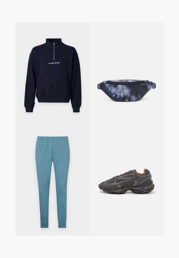 Navy blauwe fleece pullover met een halve rits en hoge kraag, voorzien van een voorste kangaroo zak en het "GUESS JEANS" logo in witte borduursel.; Lichtblauwe joggingbroek van zachte stof, met een tapers ontwerp, elastische tailleband en afgewerkte boorden. Klein logo aan de zijkant.; Lacoste sneakers in donkergrijs van mesh en synthetisch materiaal, met een gestructureerde zool en bruine accenten op de kraag en branding.; Fanny pack in donkerblauw tie-dye print met een ritssluiting bovenaan, textuur materiaal en een opvallend logo op de voorkant.
