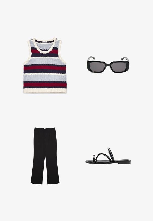 Zebrażowy dzianinowy top bez rękawów w kolorze granatowym, czerwonym, jasnoniebieskim i kremowym; ma okrągły dekolt i ściągacz na dole. Teksturowany materiał bawełniany.; Czarne spodnie o prostym kroju, z przednimi kieszeniami i bocznymi rozcięciami na dole. Wykonane z miękkiego, gładkiego materiału. Odpowiednie na różne okazje.; Czarne płaskie sandały o błyszczącym wykończeniu, z trzema cienkimi paskami i okrąłym detalem metalowym na palcach. Smukły design z minimalnym obcasem.; Czarne prostokątne okulary przeciwsłoneczne z ciemnymi soczewkami, gładką plastikową ramką i wygiętymi zausznikami. Projekt jest masywny, o minimalistycznej estetyce.