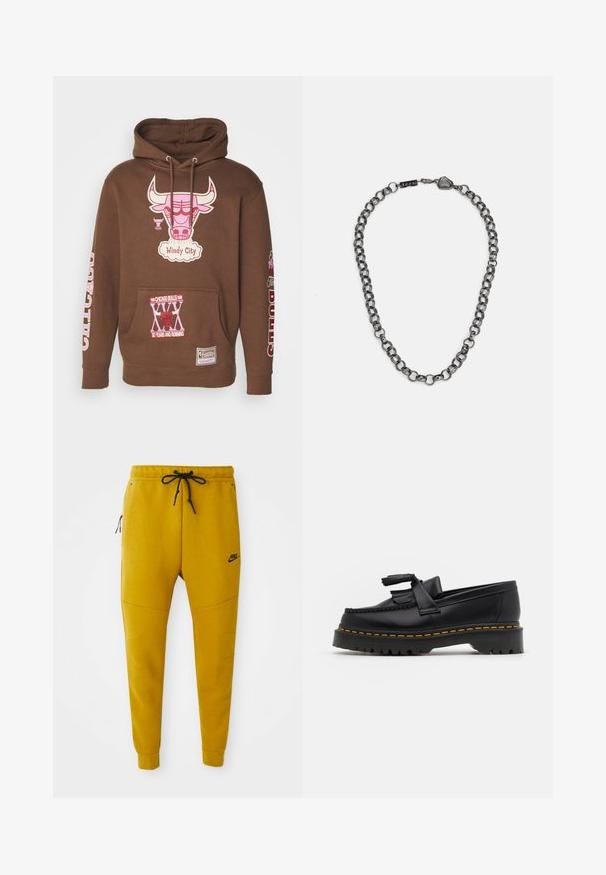 Mitchell & Ness NBA CHICAGO BULLS SUGAR BACON HOODIE - Vereinsmannschaften - brown; Drei weiße, gerippte Tanktops aus Baumwolle. Merkmale einen Rundhalsausschnitt und kleine schwarze Etiketten am Saum. In mehreren Größen erhältlich.; Nike Jogginghose in leuchtendem Senfgelb, aus weichem Material. Mit elastischem Bund und Kordelzug, seitlichen Reißverschlusstaschen und schmal zulaufenden Beinen.; Schwarze Lederloafers mit einem fransenverzierten Akzent, ausgestattet mit einer robusten schwarzen Sohle und gelber Naht entlang der Kante. Texturierte Oberfläche.; Metallkettengesicht mit verlängerten Gliedern in einer dunklen Graphitfarbe. Enthält ein geometrisches Akzent- und Verschlussdetail mit Markenlogo.