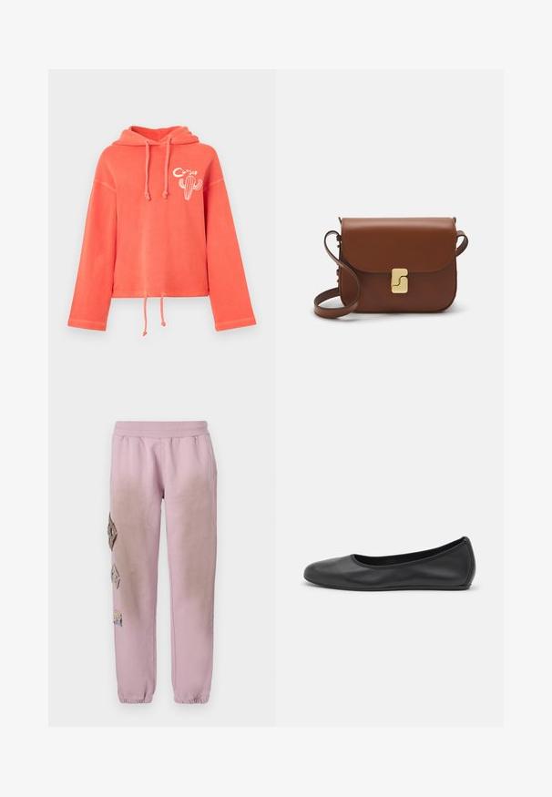 Felpa corta color corallo realizzata in tessuto morbido, con cappuccio regolabile, maniche lunghe con polsini e una grafica di cactus sul davanti.; Pantaloni della tuta rosa con vita elastica, caratterizzati da toppe decorative a forma di diamante sul lato sinistro e polsini elastici alle caviglie.; Pantofole da balletto nere in pelle con punta arrotondata, texture liscia, dettagli di cucitura minimi e design con suola flessibile.; Borsa a tracolla in pelle marrone con chiusura a pattina, hardware color oro, tracolla e una finitura liscia. Forma rettangolare compatta.