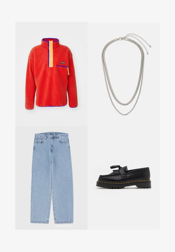Roter Fleece-Pullover mit hohem Kragen, orangen Knopfleiste, blauen Akzenten und einer mit Reißverschluss versehenen Brusttasche. Weiche Textur, lockere Passform.; Hellblaue Jeans aus Denim mit geradem Bein, ausgestattet mit einer mittelhohen Taille, fünf Taschen sowie einem Knopf- und Reißverschluss.; Schwarze Lederloafers mit einem fransenverzierten Akzent, ausgestattet mit einer robusten schwarzen Sohle und gelber Naht entlang der Kante. Texturierte Oberfläche.; Dreischichtige Halskette aus Silbermetall mit schlanken, flexiblen Ketten mit leichtem Glanz, gesichert mit einem Karabinerverschluss und verstellbarer Kette.