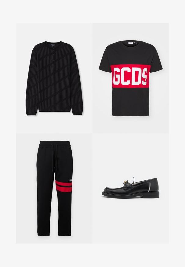 Svart långärmad henleytröja med ribbat mönster. Har tre knappar vid kragen och ett diagonalt randmönster i mörkare svart.; GCDS BAND LOGO REGULAR - T-shirt med print - black; Svarta sweatpants med kontrasterande röda ränder och logotyp på sidan. Har en elastisk midja med dragsko och avsmalnande ankle cuffs.; Svart läder loafer med rund tå, vita accenter och guldfärgad detalj på ovansidan. Har en texturerad lapp och staplad klack.