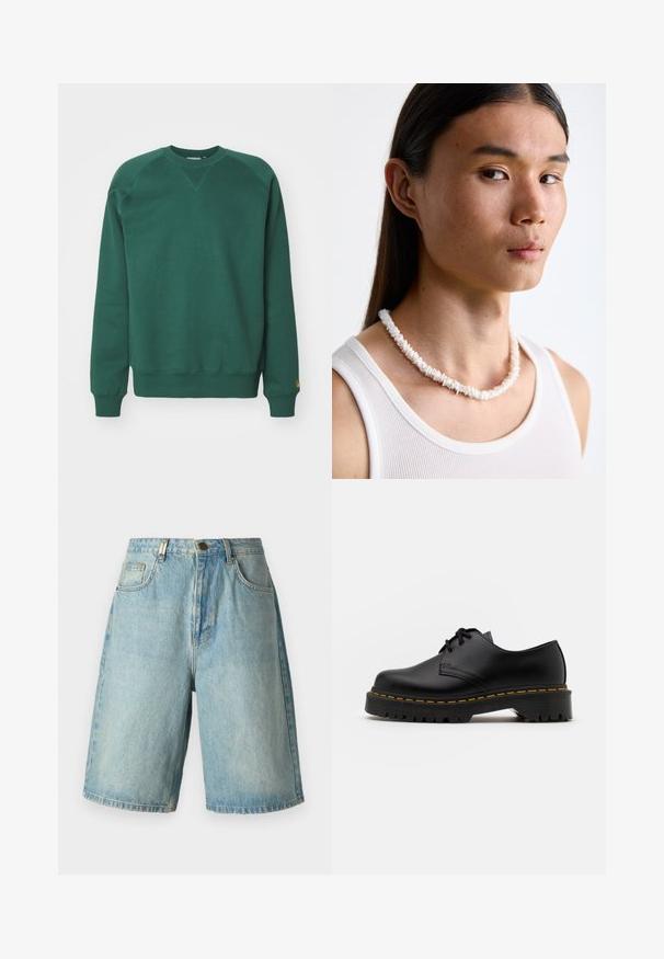 Sweatshirt en coton vert avec un col rond, des manches raglan, des poignets côtelés et un accent logo sur l'ourlet. Texture lisse et design décontracté.; Shorts en denim bleu clair avec une coupe décontractée, dotés de poches avant, d'une fermeture à bouton et d'un effet délavé avec des détails de vieillissement subtils.; Chaussure en cuir noir à lacets avec un bout arrondi, semelle en caoutchouc texturée et surpiqûre jaune autour de la base. Design plat et finition lisse.; Collier en coquillage blanc composé de formes irrégulières, porté sur un débardeur blanc ajusté. Texture lisse avec une subtile brillance, design ajusté.
