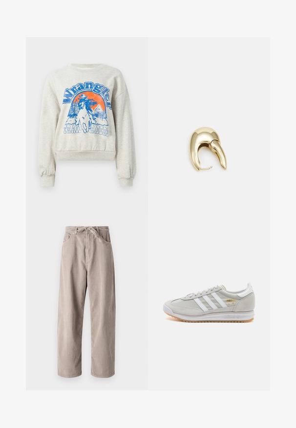 Lichtgrijze sweatshirt met een ronde hals en geribde manchetten. Bevat een blauw en oranje grafisch ontwerp van een cowboy te paard en bomen.; Beige corduroybroek met een losse pasvorm, voorzien van een tailleband met trekkoord, twee voortassen en een verticale ribbelstructuur.; Lichtgrijze sneaker van suede en mesh, met drie witte strepen, ronde neus en een gumrubberen zool. Gouden logo-accent bij de veters.; Gouden metalen oorbel met een slank, gebogen ontwerp. Beschikt over een kenmerkende puntige vorm, gepolijste oppervlakte en scharnier sluiting.