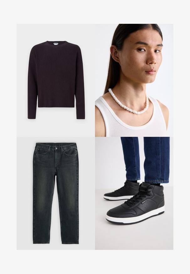 Mørk lilla ribbestrikket genser med rund hals og lange ermer, med en løs passform og strukturert stoff.; Mørkeblå denimjeans med rette ben, med fem lommer, glidelås og kontraststing. Subtil fading på stoffet.; Sorte høye sneakers laget av teksturert lær, med svarte snører, en hvit gummisåle og en liten logo på siden.; Hvit skjellkjede bestående av uregelmessige former, båret over en tettsittende hvit tanktop. Glatt tekstur med subtil glans, tettsittende design.