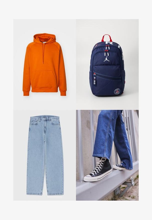 Narančasta dukserica s prednjim kengurudžepom, kapuljačom s ušicom i rebrastim manžetama. Napravljena od mekog materijala s glatkom teksturom.; Svijetloplave traperice s ravnim nogavicama, sa srednjim strukom, pet džepova i zatvaranjem na dugme i patentni zatvarač.; Crne visoke tenisice s bijelim potplatom i vezicama, u kombinaciji s širokim plavim trapericama, naslonjene na sivi ogradu.; Mornarica ruksak s crvenim detaljima, višestrukim zatvorenim pregradama, oznakama s logotipom i podesivim trakama. Izrađen od izdržljive tkanine.
