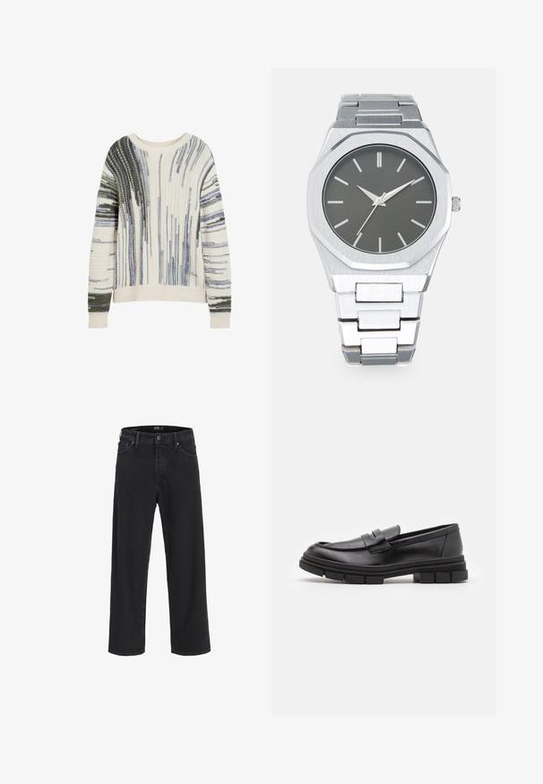 Pletený sveter s krémovým základom, ktorý má textúrované pruhy v modrej, zelenej a sivej farbe. Široký výstrih a rebrované manžety na leme a rukávoch.; Čierne oblečené džíny s rovnou nohavicou, so zapínaním na gombík a zips, pútkami na opasok a prednými a zadnými vreckami.; Čierne kožené poltopánky s hladkým povrchom, s predným remienkom a robustnou gumovou podrážkou s drážkovanými akcentmi.; Strieborné analógové hodinky s osemuholníkovým puzdrom, sivým ciferníkom, striebornými hodinovými indexmi a nerezovým oceľovým remienkom. Minimalistický dizajn s hladkou textúrou.