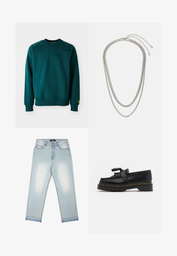 Tmavě modrý svetr s V-výstřihem, žebrovanými manžetami a lemem. Vyroben z jemné látky, s malým logem na levém rukávu.; Pegador BARROW - Volné džíny - sand washed blue; Černé kožené mokasíny s třásněmi, se silnou černou podrážkou a žlutým prošíváním podél okraje. Texturovaný povrch.; Vícevrstvý stříbrný kovový náhrdelník s elegantními, flexibilními řetízky s jemným leskem, zabezpečený karabinkou a nastavitelným řetízkem.