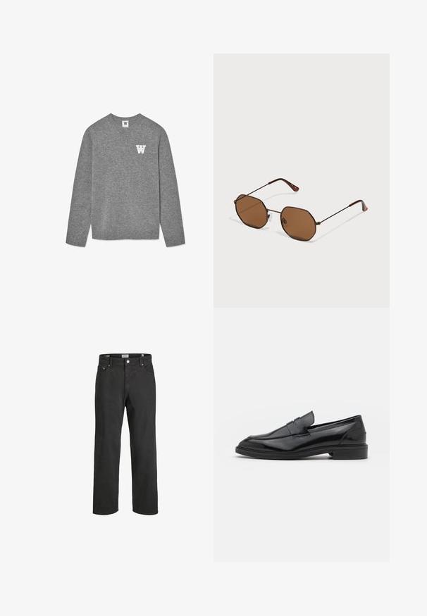 Sivi pleteni pulover z okroglim izrezom in rebrastimi manšetami. Na levem prsnem delu je izvezena bela črka "W". Mehka tekstura.; Črne ravne hlače iz bombaža, ki imajo klasičen pet-pocket dizajn, gumbasto zapiranje in subtilne šive.; Črne usnjene loafersice z gladko površino, s zaobljenim prstom in ozkim pasom čez zgornji del. Nizek zložen petek.; Rjave osmerokotne sončne naočare z tankimi temnimi kovinskimi okvirji, nastavljivimi nosnimi blazinicami in rjavimi lečami; držala se ponašajo z oranžnim poudarkom.