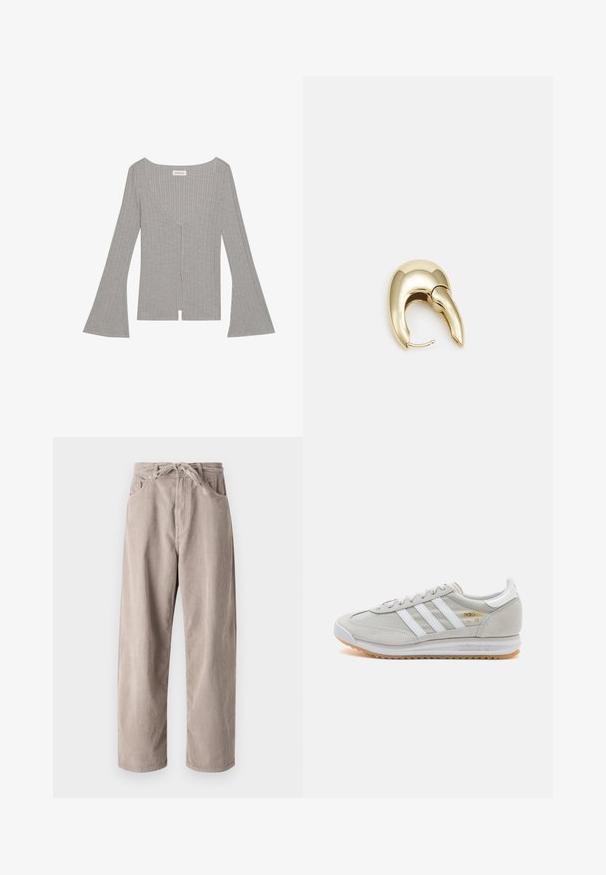 Sivý rebrovaný top s dlhými, rozšírenými rukávmi, hlbokým výstrihom do V a predným rozparkom. Vyrobený z mäkkého, elastického materiálu.; Béžové kordové nohavice s voľným strihom, s elastickým pásom na šnúrku, dvoma prednými vreckami a vertikálnym ryhovaným vzorom.; Svetlosivé tenisky vyrobené z kože a sieťoviny, s tromi bielymi pruhmi, okrúhlou špičkou a gumovou podrážkou. Zlatý logový akcent pri šnúrkach.; Náušnice z kovu v zlatej farbe s elegantným, zakriveným dizajnom. Majú charakteristický špicatý tvar, leštený povrch a uzáver na pánt.