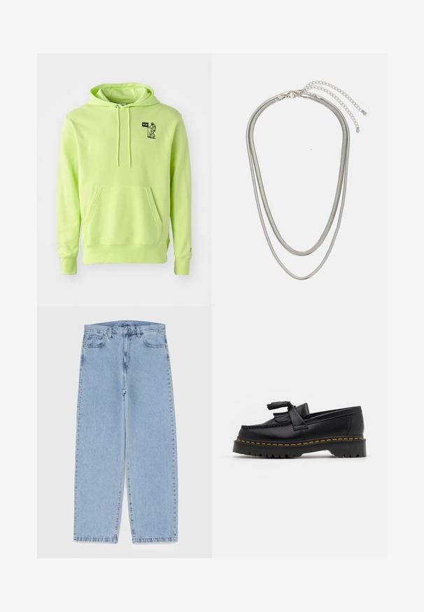 Neon zielona bluza z kapturem wykonana z miękkiego materiału, z kieszenią z przodu, kapturem ze sznurkiem oraz małą czarną grafiką astronauty na klatce piersiowej.; Jasnoniebieskie dżinsy o prostym kroju nogawki, z średnim stanem, pięcioma kieszeniami oraz zapięciem na guzik i zamek błyskawiczny.; Czarny skórzany mokasyn z frędzelkowymi akcentami, z masywną czarną podeszwą i żółtym przeszyciem wzdłuż krawędzi. Teksturowane wykończenie.; Trójwarstwowy naszyjnik ze srebrnego metalu z eleganckimi, elastycznymi łańcuszkami o delikatnym połysku, zapinany na karabińczyk i regulowany.