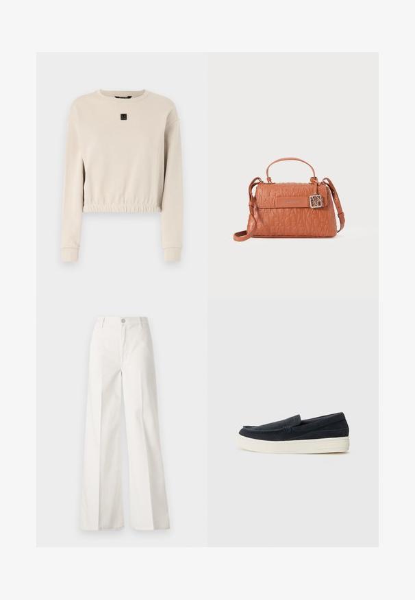 Zastrihnutá béžová mikina s okrúhlym výstrihom, dlhými rukávmi a zhromaždeným lemom; na prednej strane má malé čierne logo.; Biele široké nohavice vyrobené z bavlny s hladkou textúrou. Obsahujú predný gombík, zips a dizajn so štyrmi vreckami.; Námornícke semišové nazúvacie topánky so zaoblenou špičkou, kontrastnou bielou gumovou podrážkou a minimálnym prešívaním pozdĺž švov.; Oranžová kožená kabelka s embosovaným logom, horným uchom, nastaviteľným ramenným popruhom a kovovými detailami v striebornej farbe.