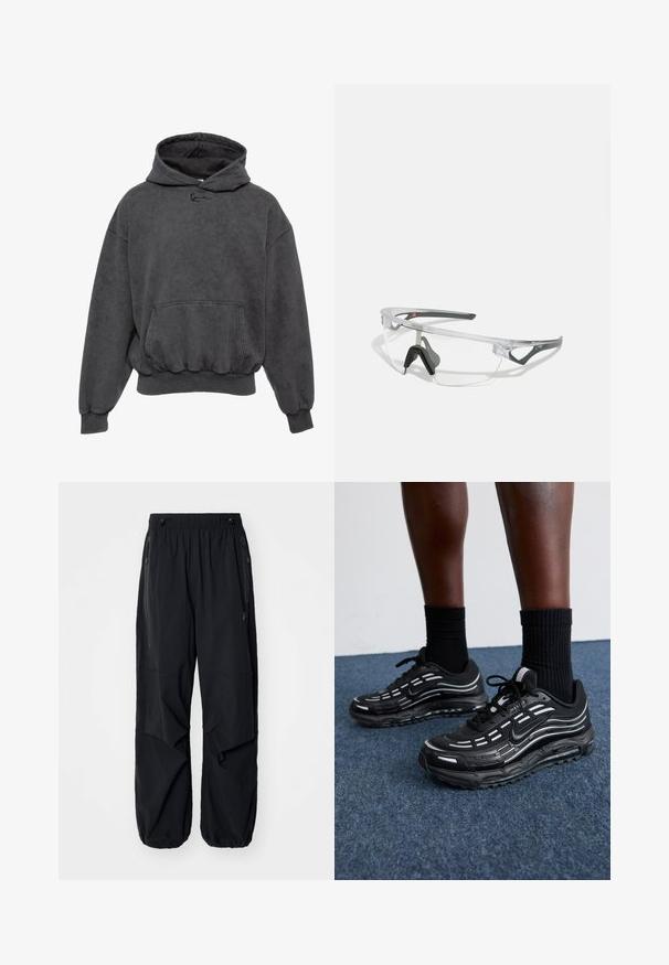 Šedá mikina s kapucí, s klokanní kapsou, žebrovanými manžetami a lemem, a měkkou texturou. Na přední straně se nachází malá vyšitá značka.; Černé lehké cargo kalhoty s elastickým pasem, bočními zipy a prostornými kapsami. Mají volný střih a zúžené manžety.; Černé boty Nike mají síťovanou horní část s akcentovými pruhy, texturované šněrování a černou gumovou podrážku. Nosené s černými žebrovanými ponožkami.; Průhledné ochranné brýle s lehkým, transparentním rámem a šedými akcenty. Mají design přes hlavu a nastavitelný nosník.