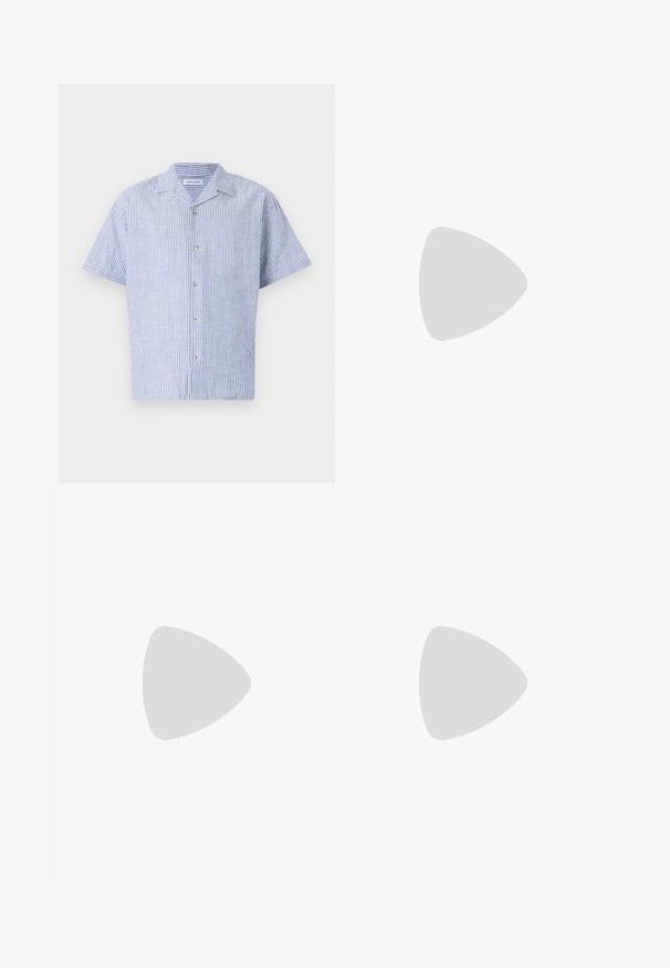 Skjorte med korte ermer i blå og hvite vertikale striper, med krage og fem knapper, laget av lett stoff.; Grå, slim-fit dressbukser laget av teksturert stoff. Har standard midje med knappelukking og sidelommer.; Lyse beige loafers med spiss tå, glatt materiale, en stropp over vampsen, og en lav brun såle. Enkel design med minimale detaljer.; Sorte solbriller med rektangulær form, mørke linser, sølvfargede detaljer ved templene, og en matt finish på rammen.