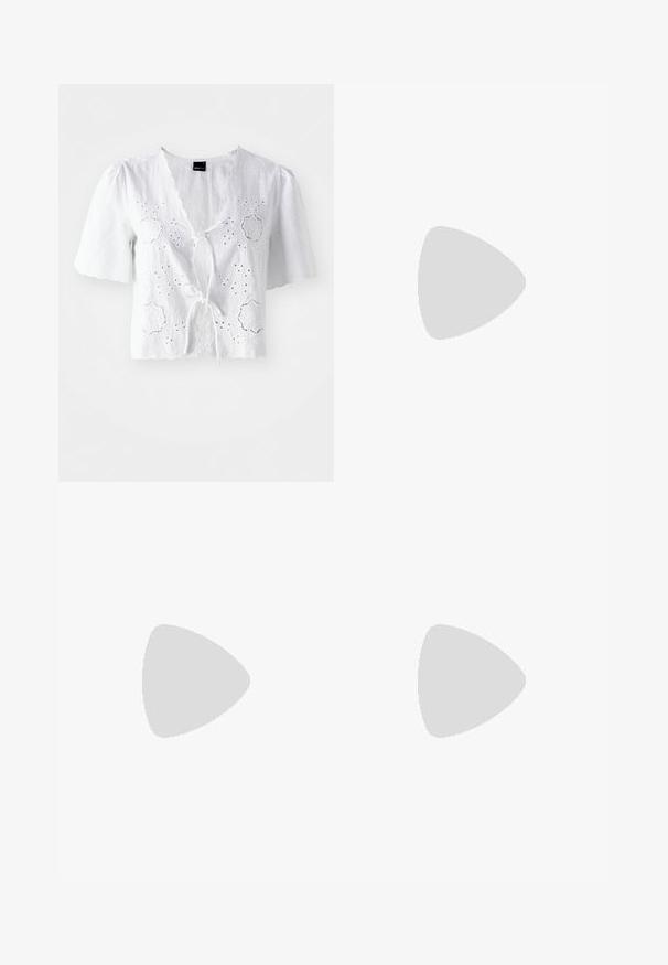 Blusa blanca de lino con mangas cortas, que presenta bordados de ojales y un cierre frontal con lazada, detalles de cuello y dobladillo con forma de ondas.; Jeans blancos de pierna ancha hechos de denim, con un diseño de cinco bolsillos, herrajes de metal y una cintura alta, con un acabado limpio en el dobladillo.; Chancla de goma negra con una tira de dedo texturizada y una suela plana sencilla, vista de lado sobre un fondo claro y liso.; Gafas de sol de metal dorado con lentes verde oscuro, estilo aviador, con patillas delgadas y acentos de carey en los extremos.; Bolso de cuero marrón con monograma, cadena dorada, cierre de cremallera y forma plana y rectangular. Presenta un logotipo grabado en la parte frontal.