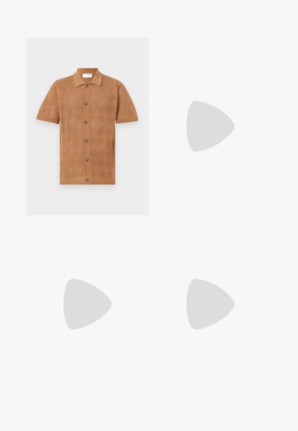 Chemise à manches courtes en tissu tricoté marron clair avec des motifs en losange, dotée d'un col et d'une fermeture à boutons sur le devant avec des boutons marron.; Pantalons beiges en tissu tissé avec une texture lisse, présentant un devant plat, des poches latérales et des jambes droites.; Steve Madden BRENT - Baskets basses - white; Tommy Hilfiger UNISEX - Lunettes de soleil - crystal