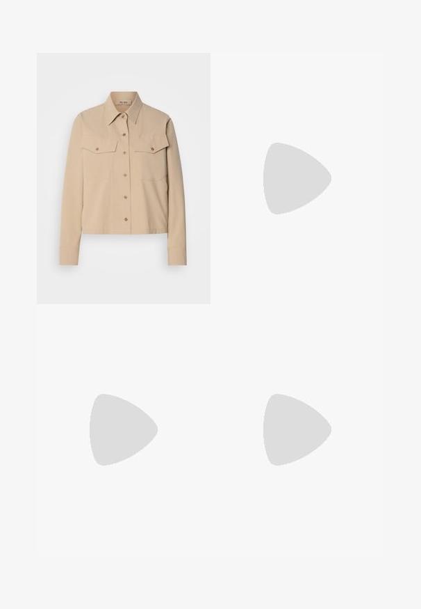 Chemise beige à boutons avec un col, deux poches poitrine et manches longues. Fabriquée en tissu lisse avec une texture subtile.; Pantalons slim en tissu lisse de couleur claire, avec une taille plate, des poches standards et des passants de ceinture. Design global élégant et épuré.; Botte chelsea en cuir beige avec un talon bloc et une semelle à plateforme, finition lisse et pointe légèrement carrée, tournée vers la gauche sur un fond blanc.; Sac à main en cuir marron avec un design géométrique, doté d'une poignée supérieure et d'une bandoulière réglable, texture lisse et fermeture éclair.