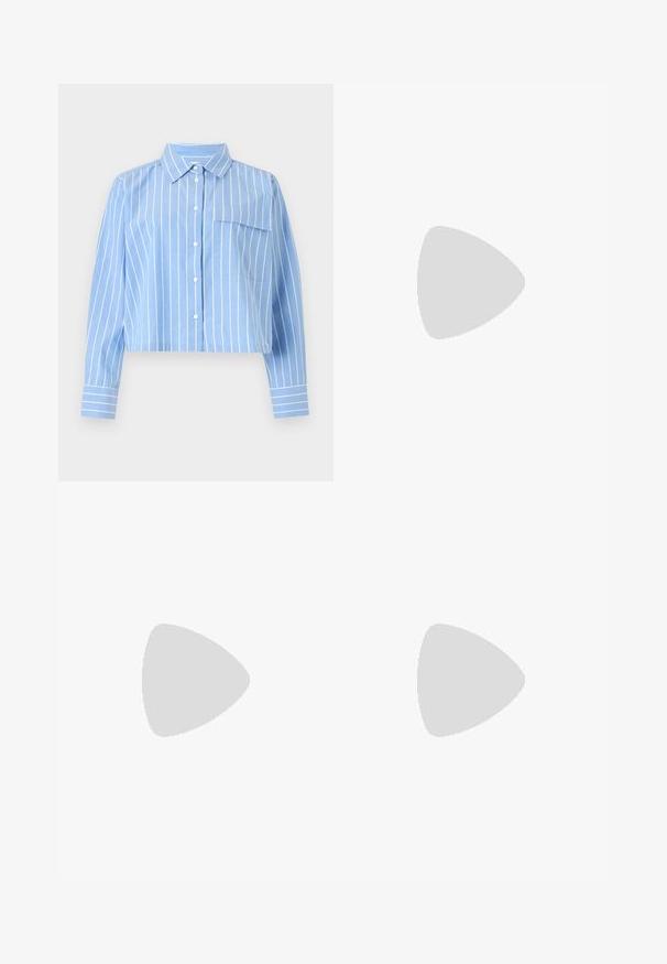Camisa corta de color azul claro con rayas verticales blancas, cierre de botones en la parte delantera, cuello y un solo bolsillo en el pecho. Mezcla de algodón, textura suave.; Jeans ajustados en denim azul oscuro con un acabado desgastado, que presentan una cintura alta, cierre de dos botones y detalles desgastados en las piernas.; Zapatilla blanca hecha de material sintético liso, con puntera redondeada, diseño de cordones, suela plana y sutiles detalles perforados.; Bolso tote de ante marrón con una textura suave, que presenta una sola correa para el hombro y una sutil apertura curva en la parte superior. Sin detalles de herrajes visibles.